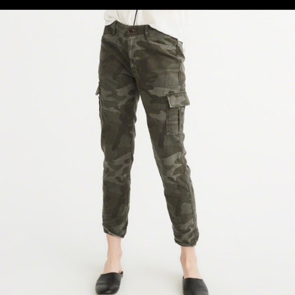 Camo Abercrombie and Fitch capris - Picture 2 of 4